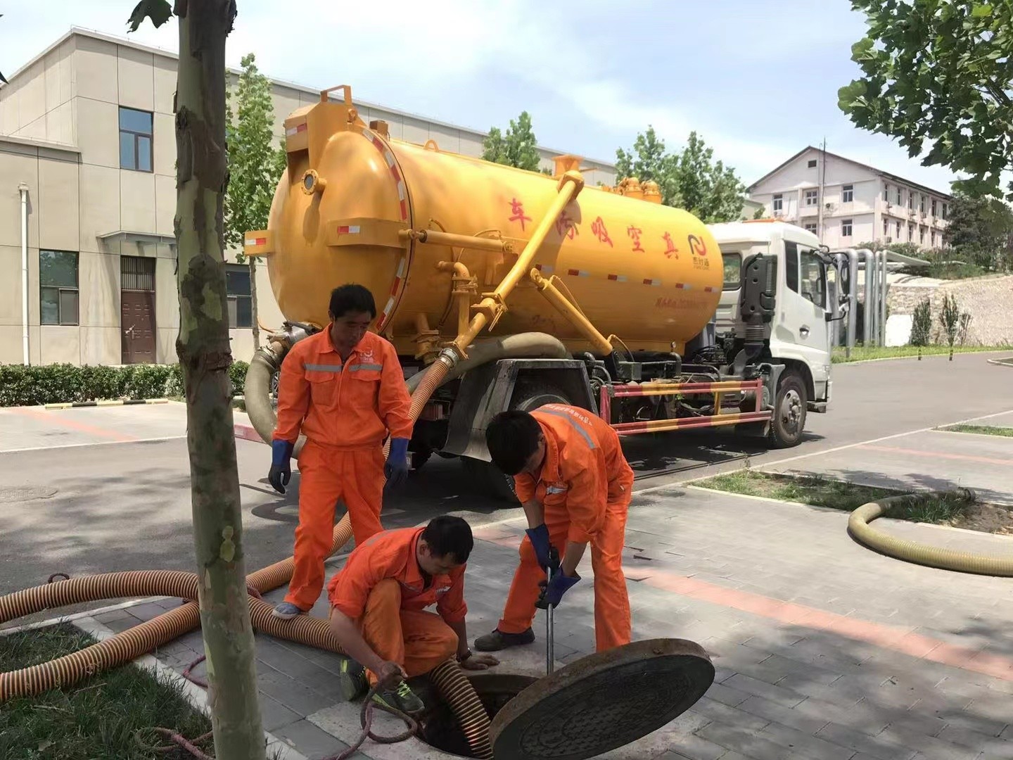 和顺管道疏通车停在窨井附近